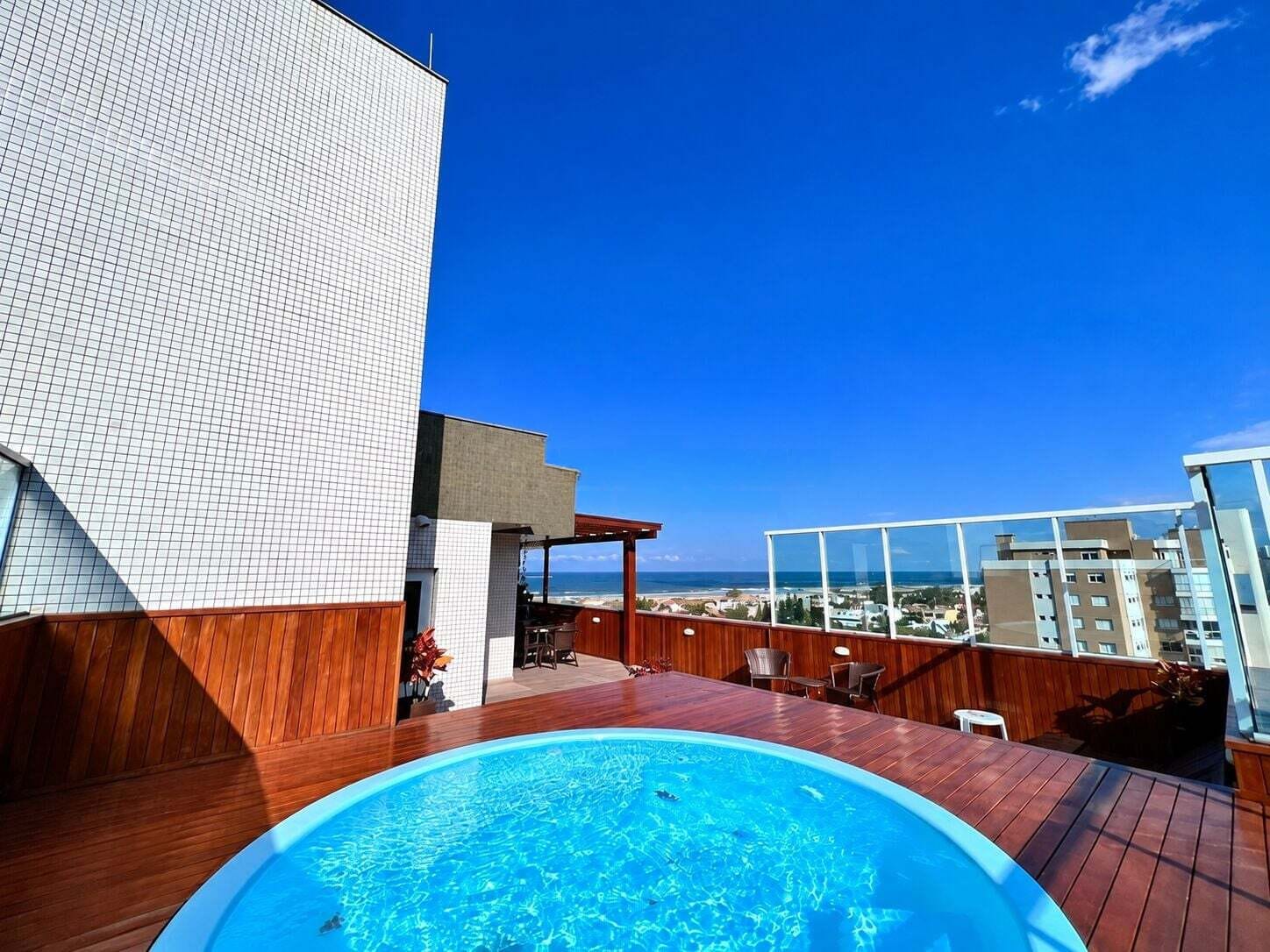 Piscina e o mar ao fundo