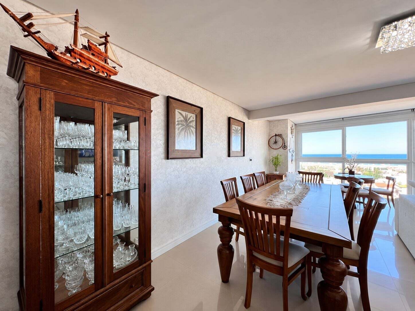 Sala de jantar com cristaleira