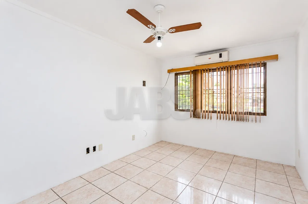 Sala com ventilador de teto e ar-condicionado