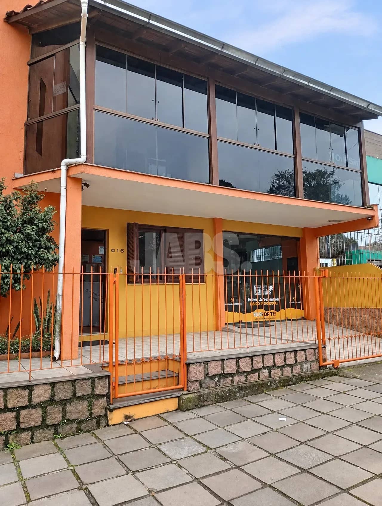 Fachada da casa com sacada envidraçada