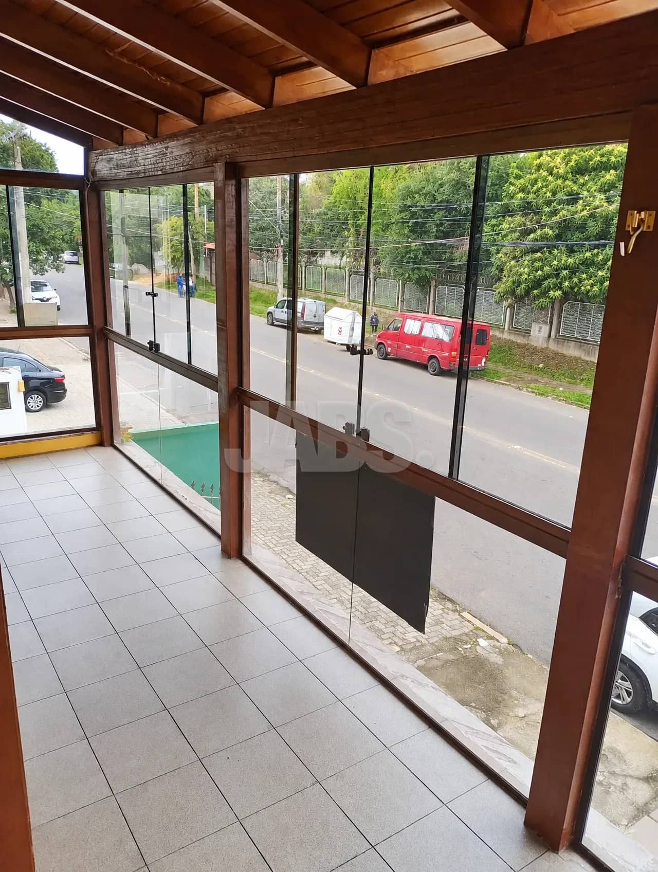 Sacada envidraçada com vista para a rua