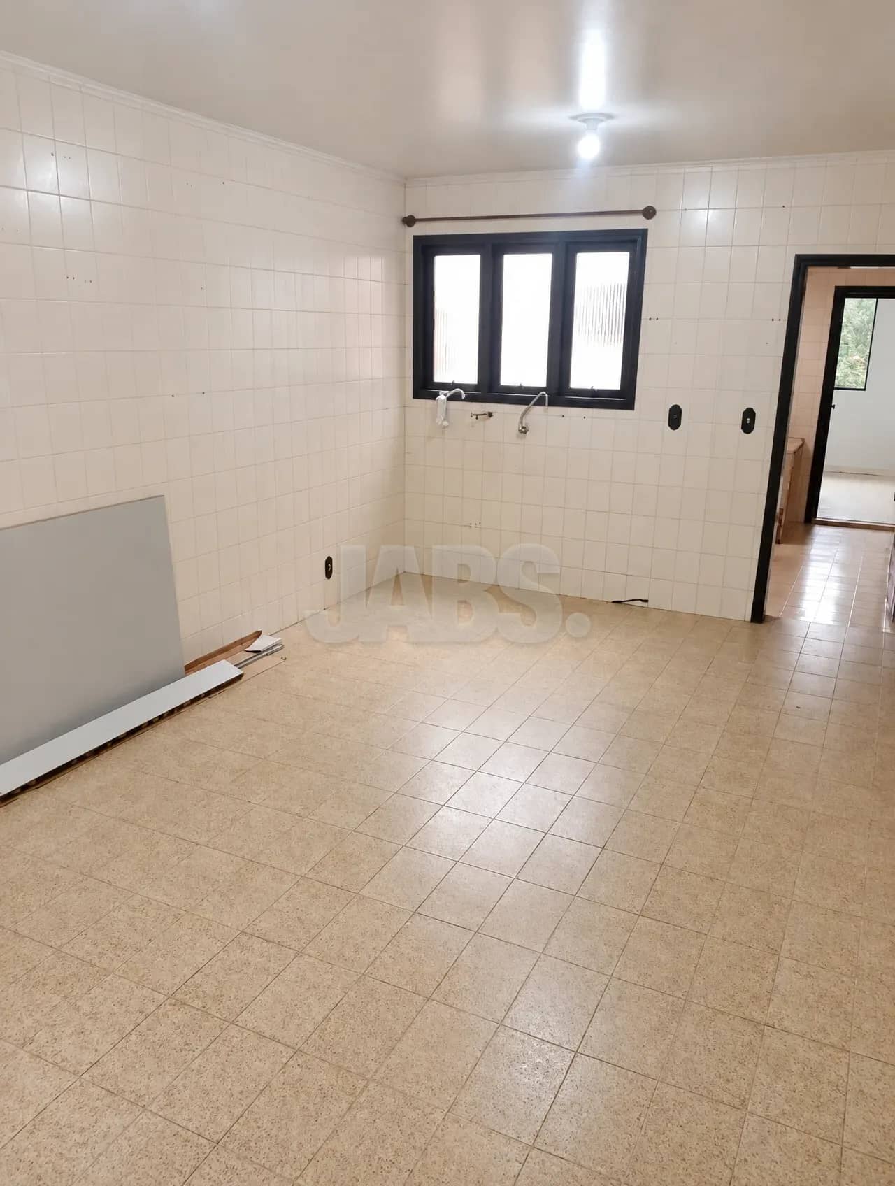 Cozinha com piso cerâmico