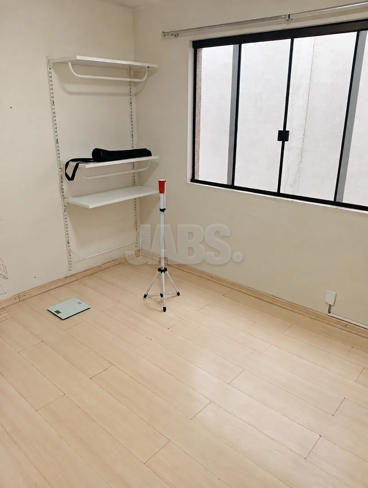 Quarto com janela ampla