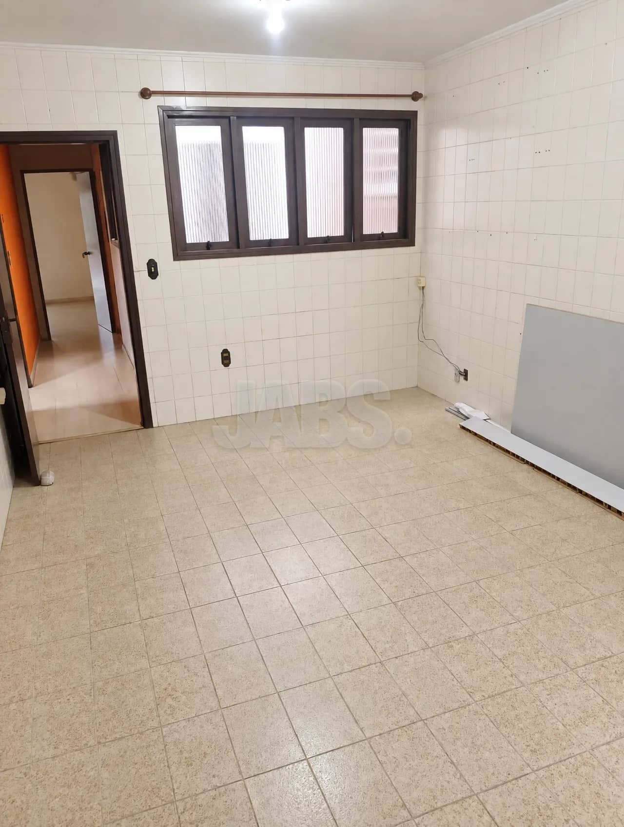 Ambiente azulejado com janela