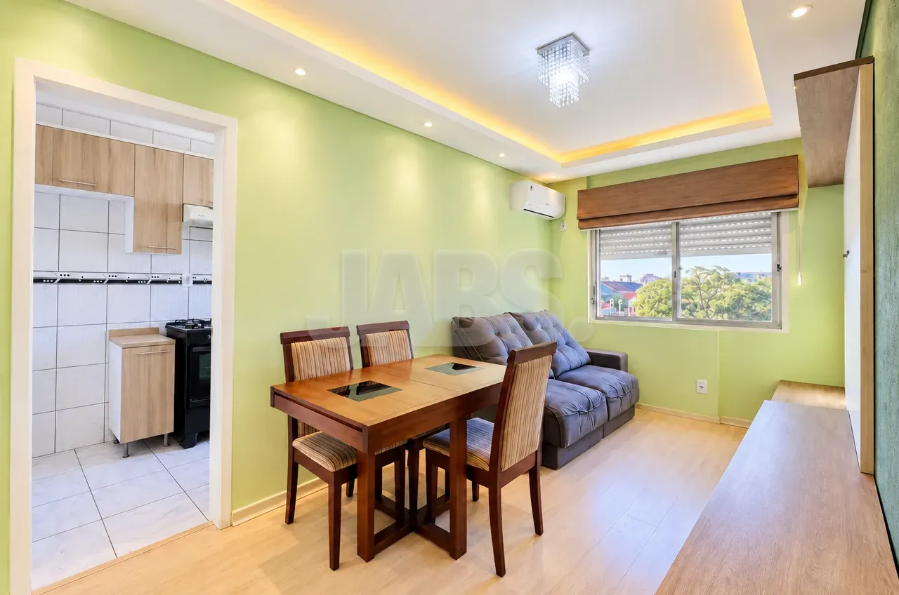 Sala com mesa de jantar e sofá