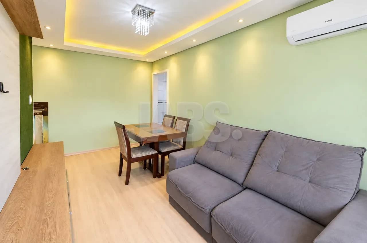 Sala com sofá e ar-condicionado