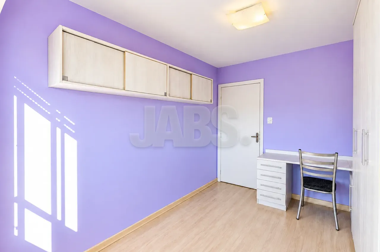 Quarto com armário e escrivaninha