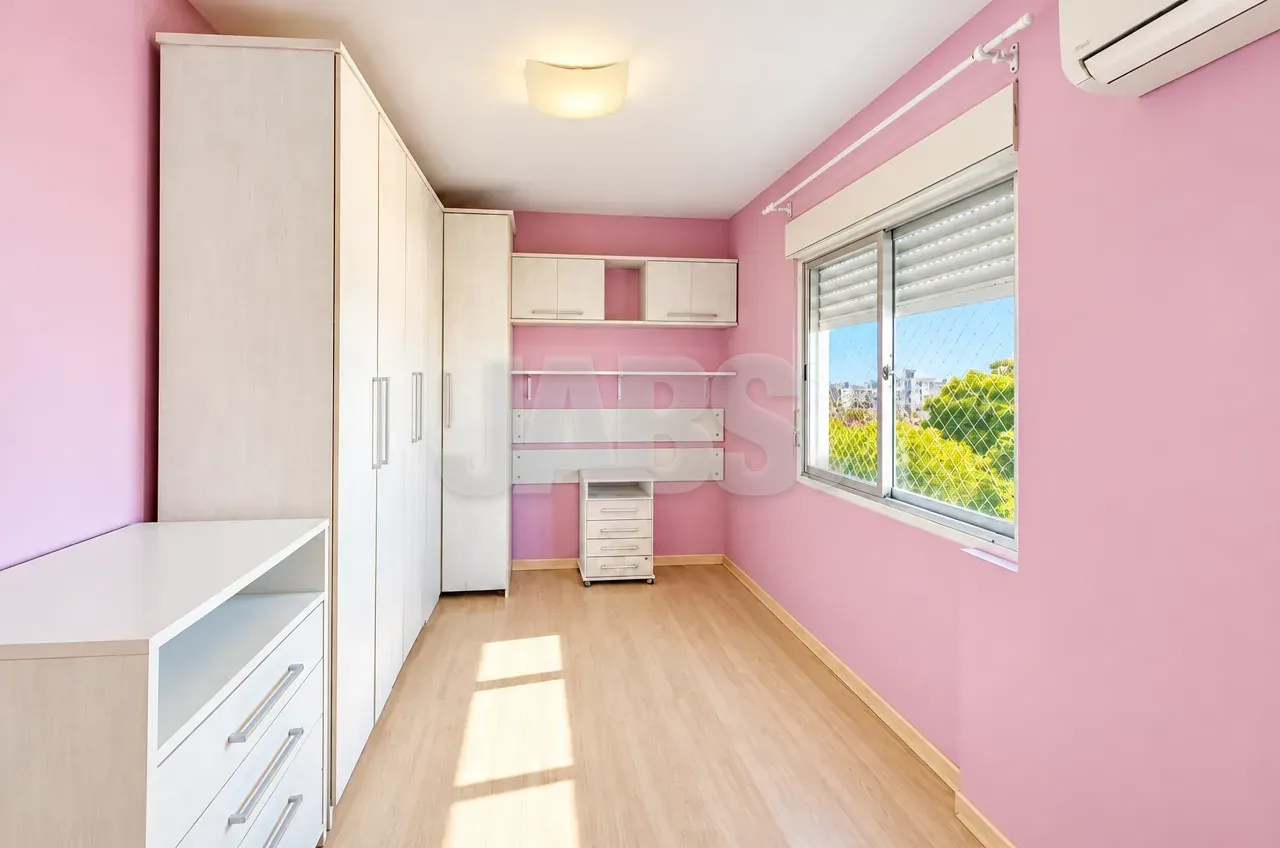 Quarto com guarda-roupa e ar-condicionado