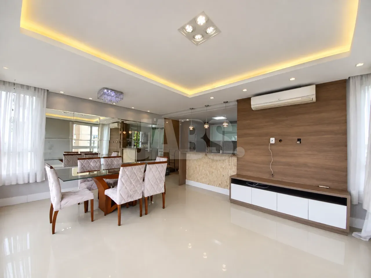 Living com painel de TV e mesa de jantar