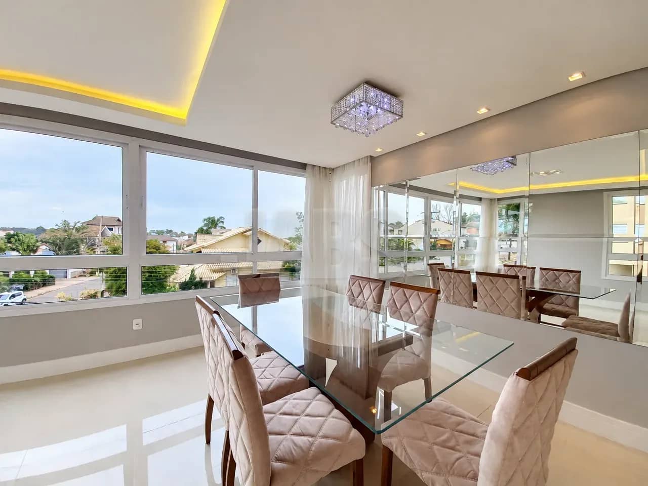Mesa de jantar com vista para fora