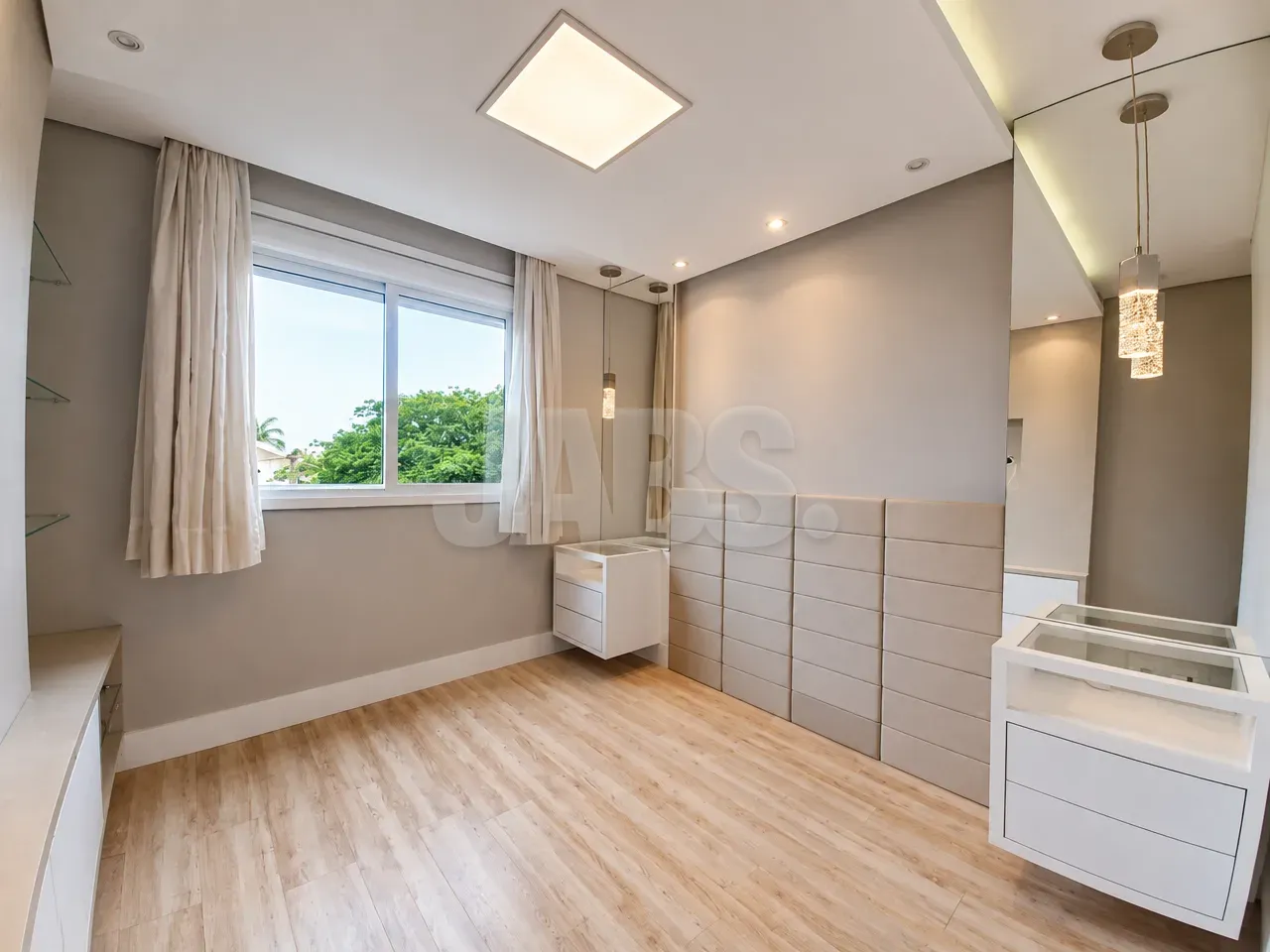 Quarto com armários e piso laminado