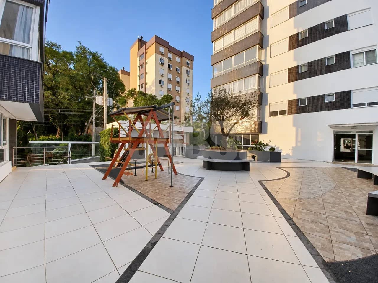 Área comum do condomínio com playground