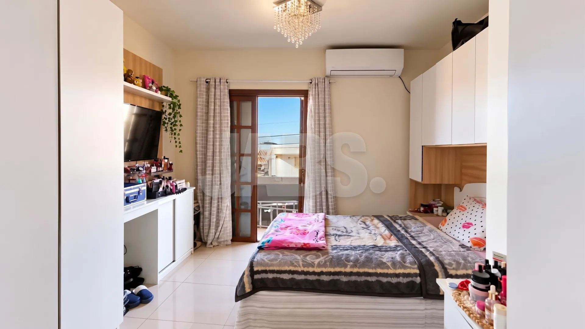 Quarto com sacada e ar-condicionado — Casa mobiliada de 145 m² com 2 quartos no Mato Grande