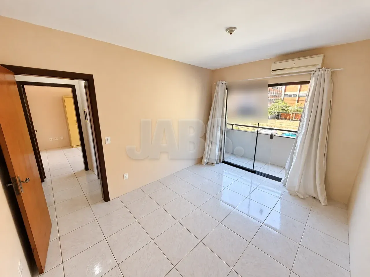 Sala com porta de vidro para a sacada