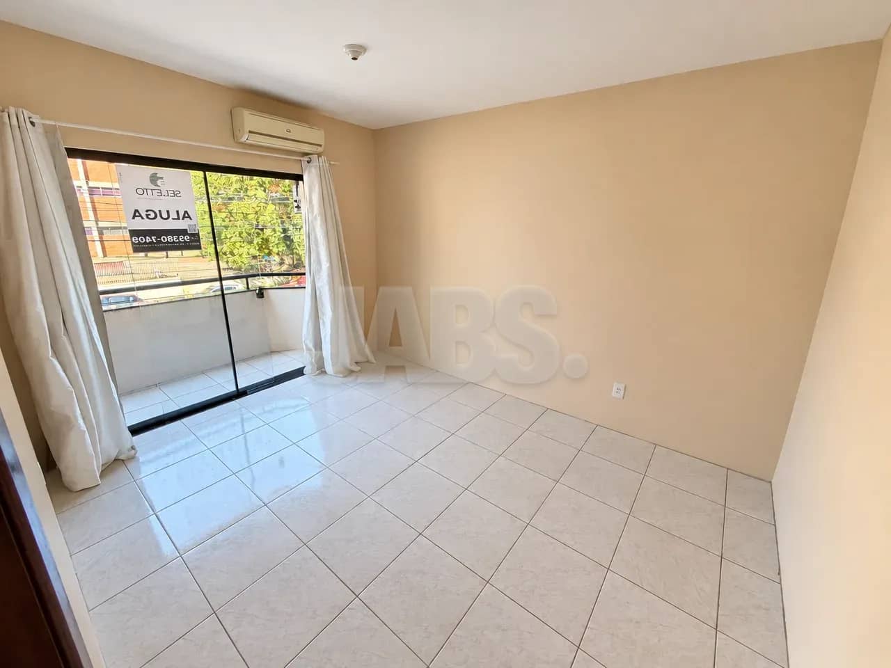 Sala com sacada e ar-condicionado