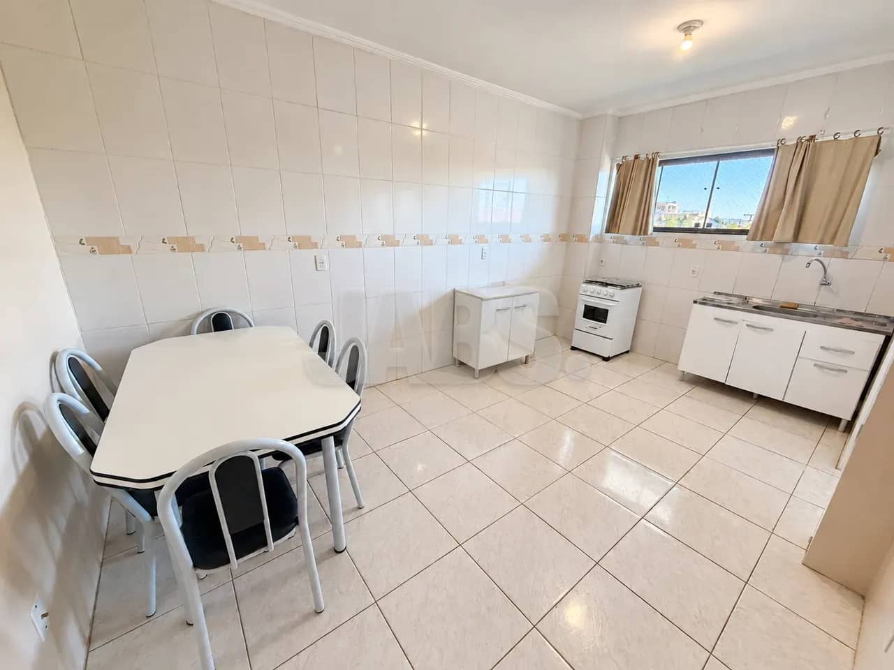 Cozinha com mesa e armários