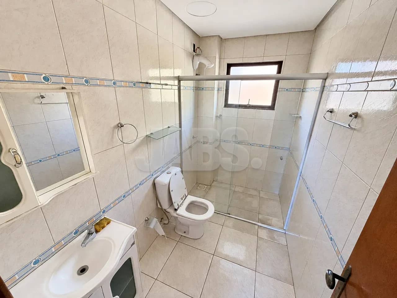 Banheiro com box de vidro