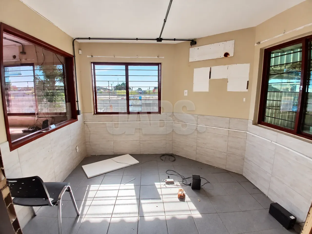 Sala com janelas e piso cerâmico