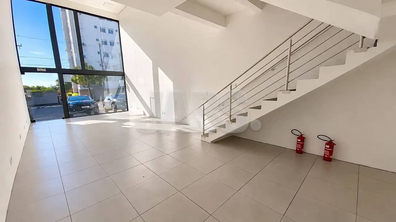 Salão com escada e frente de vidro