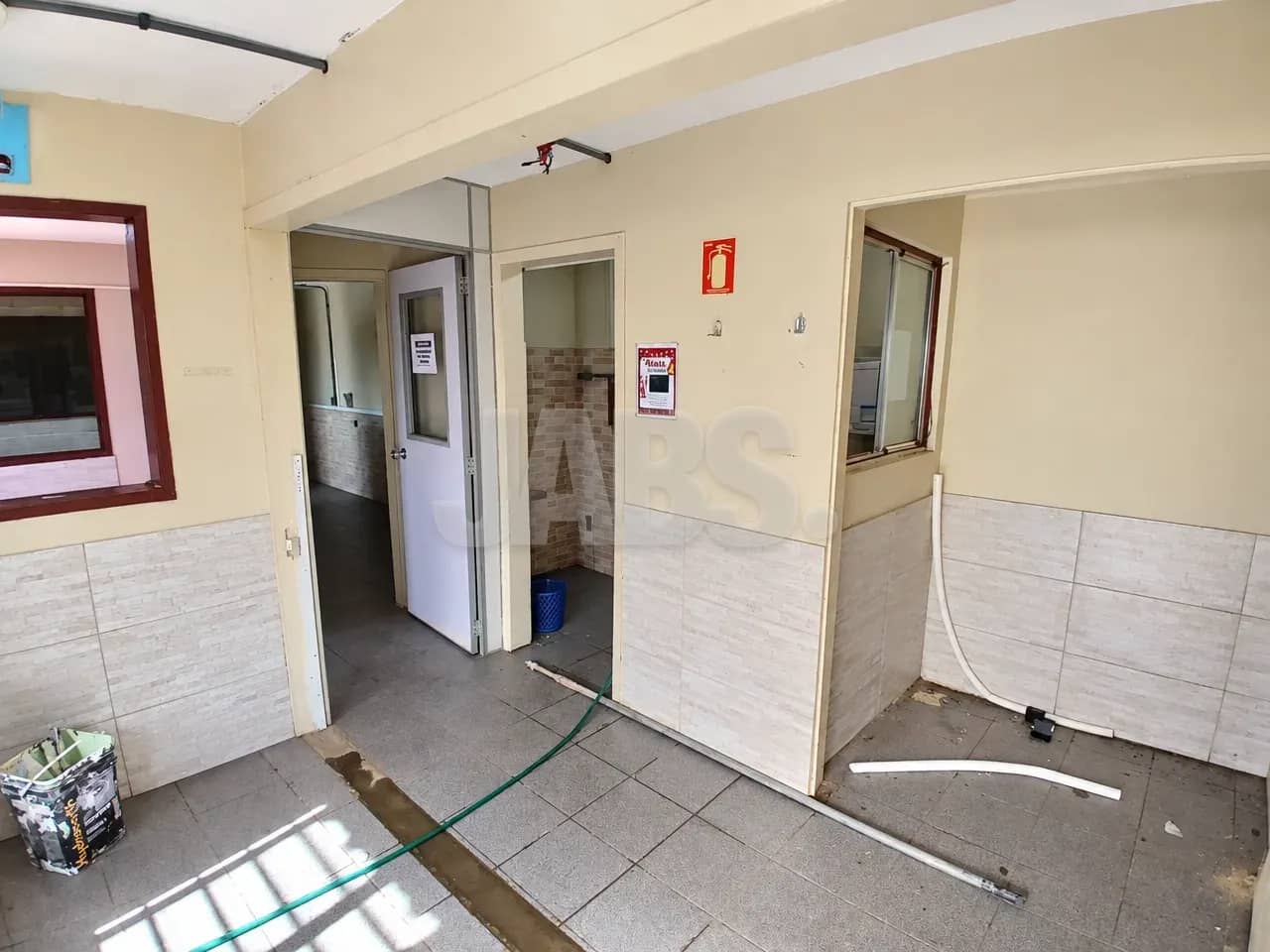 Corredor com acesso aos banheiros