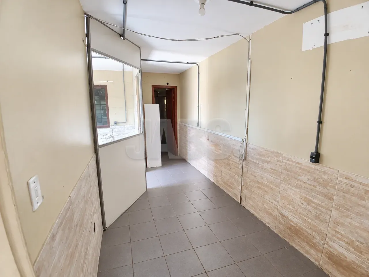 Corredor com sala de escritório