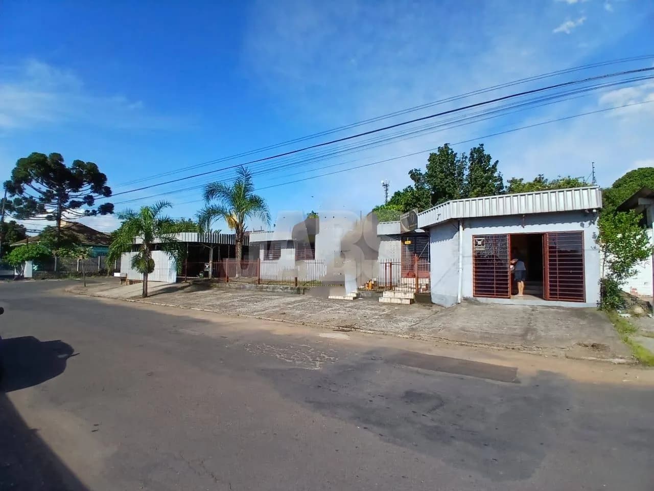 Fachada da loja na esquina, bairro Igara