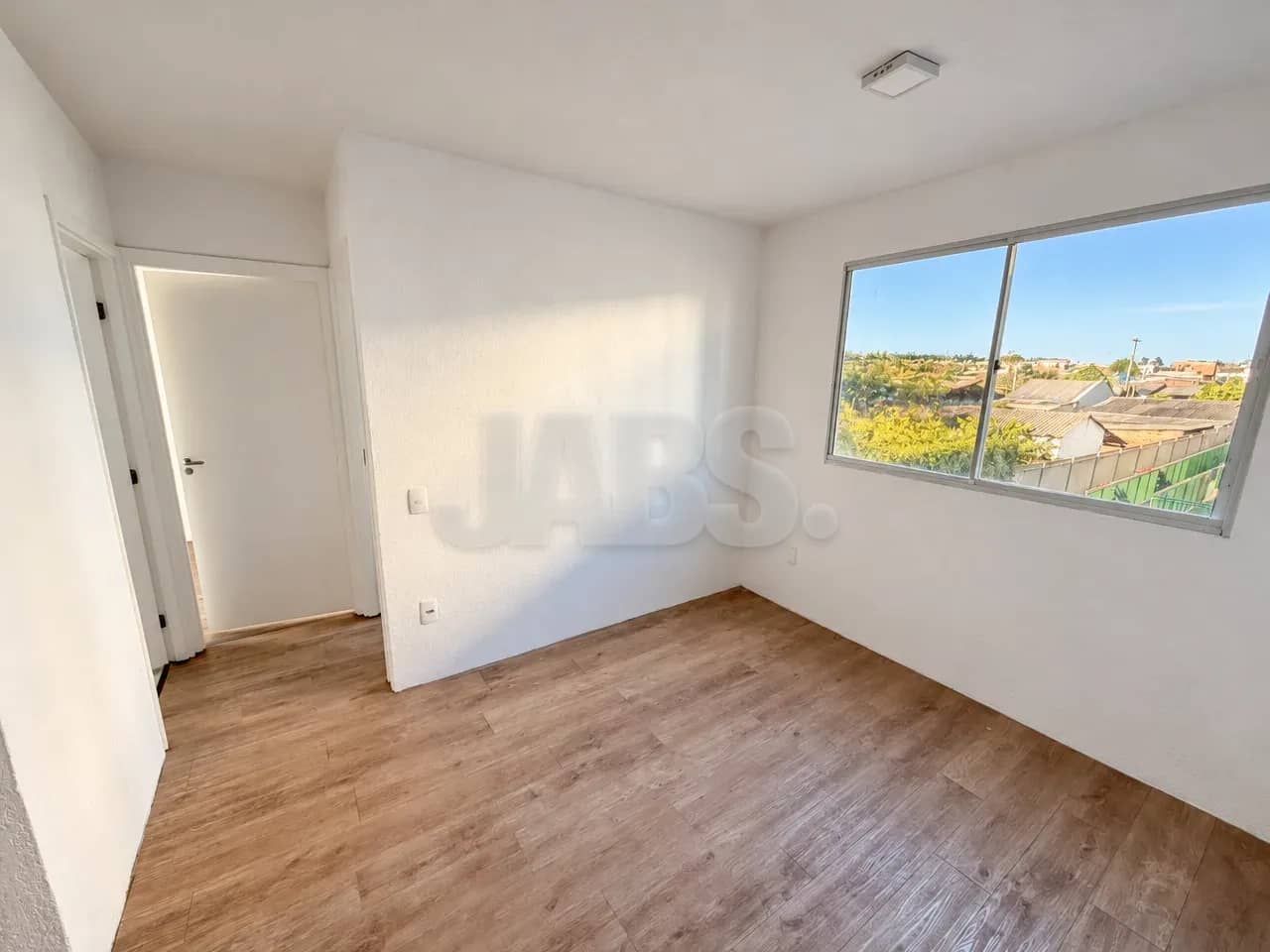 Sala com piso vinílico e janela