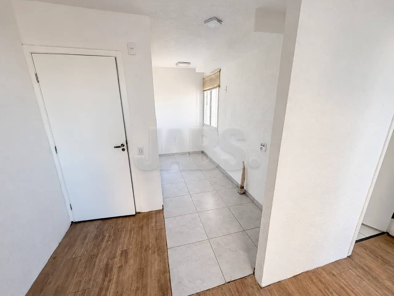 Entrada e cozinha com piso cerâmico