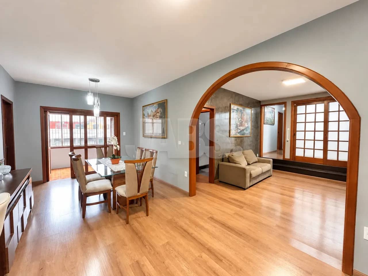 Sala de jantar com arco para a sala de estar
