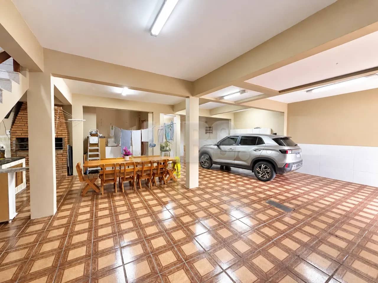 Garagem coberta com mesa de churrasco