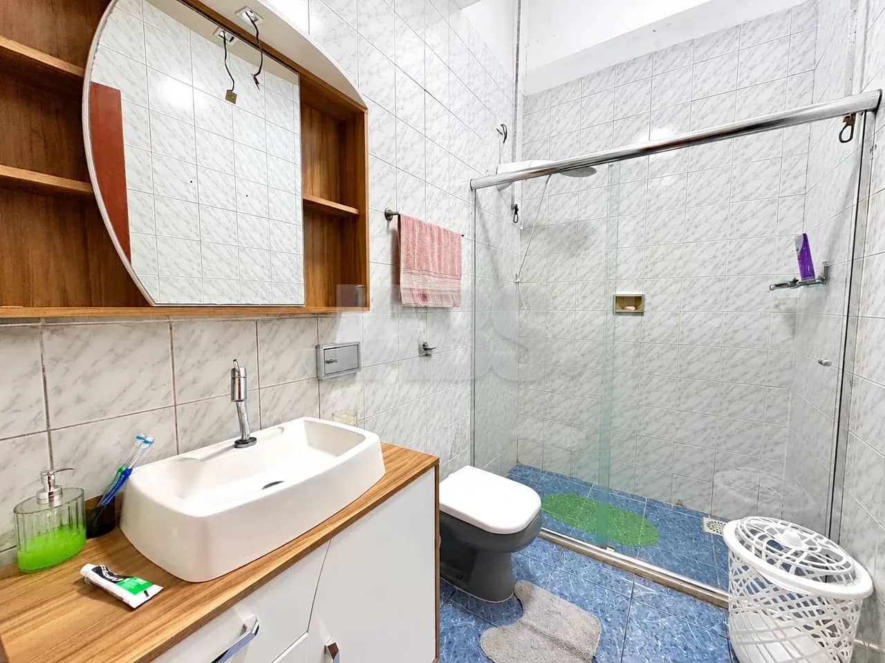 Banheiro com box de vidro