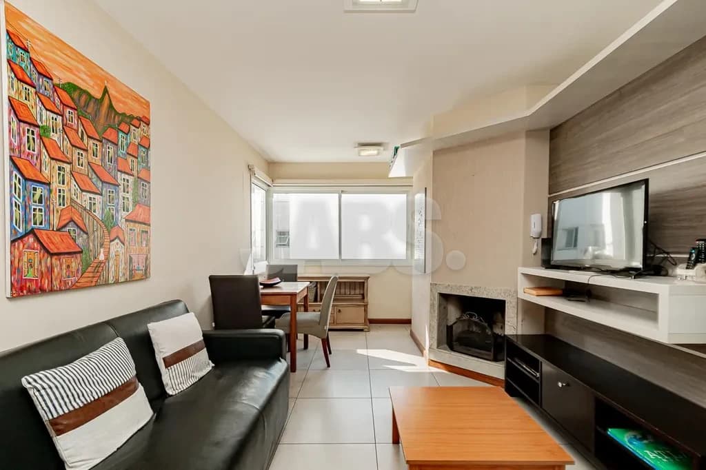 Sala com lareira e estante