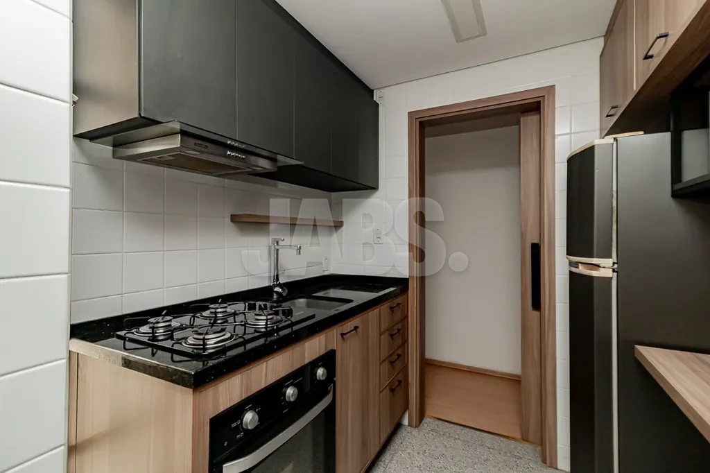 Cozinha com cooktop e forno