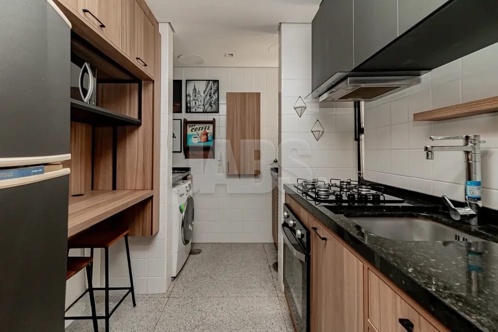 Cozinha com bancada de refeição