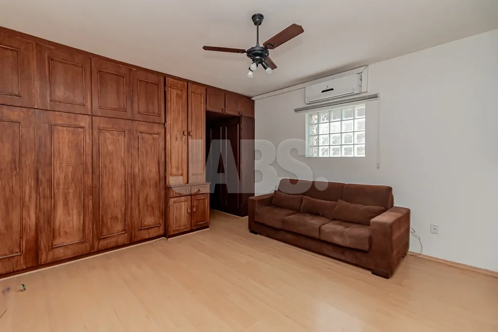 Sala com armários de madeira