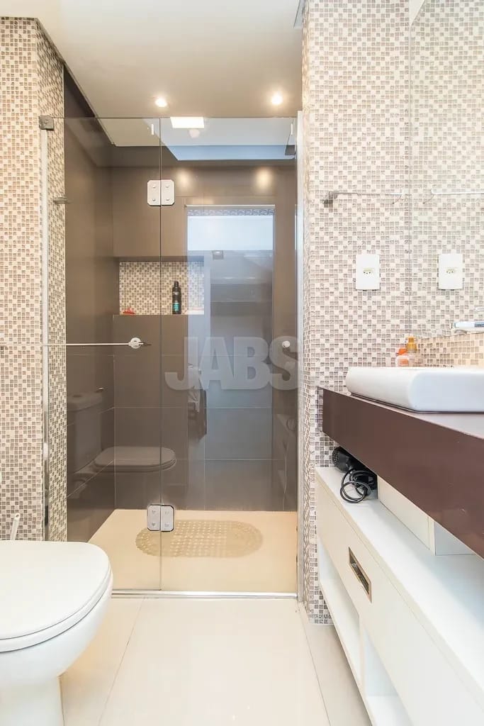 Banheiro com box de vidro