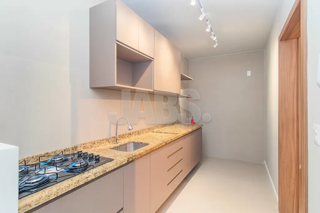 Cozinha planejada com bancada de granito