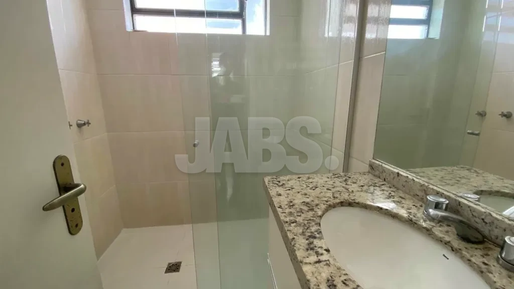 Banheiro com bancada de granito
