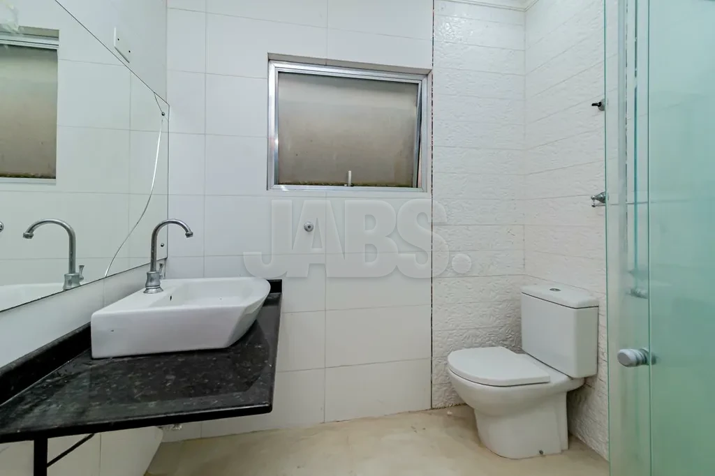 Banheiro com box de vidro