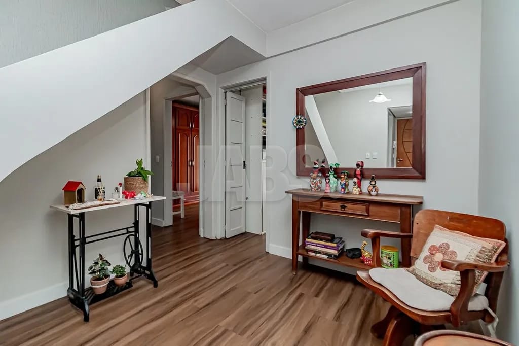 Hall com escada interna
