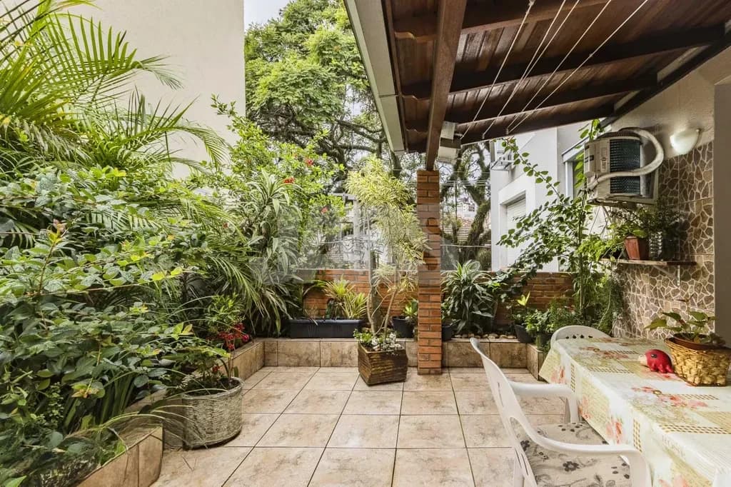 Pátio privativo com pergolado e plantas
