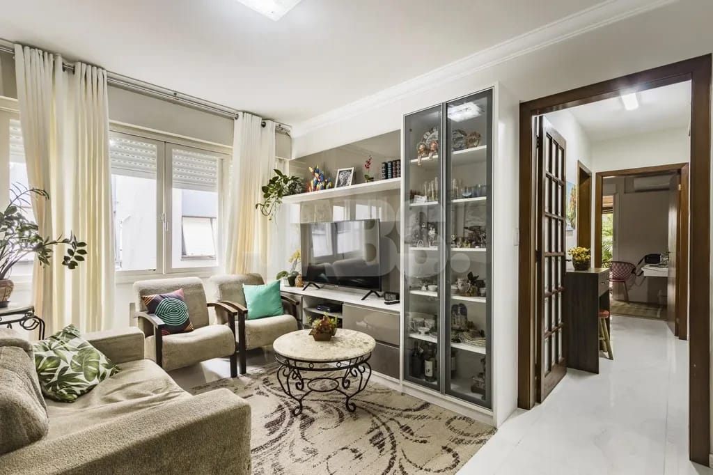 Living com janelas amplas