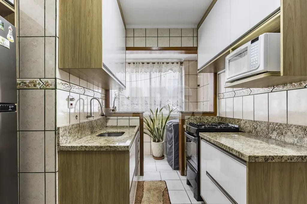 Cozinha com bancada de granito