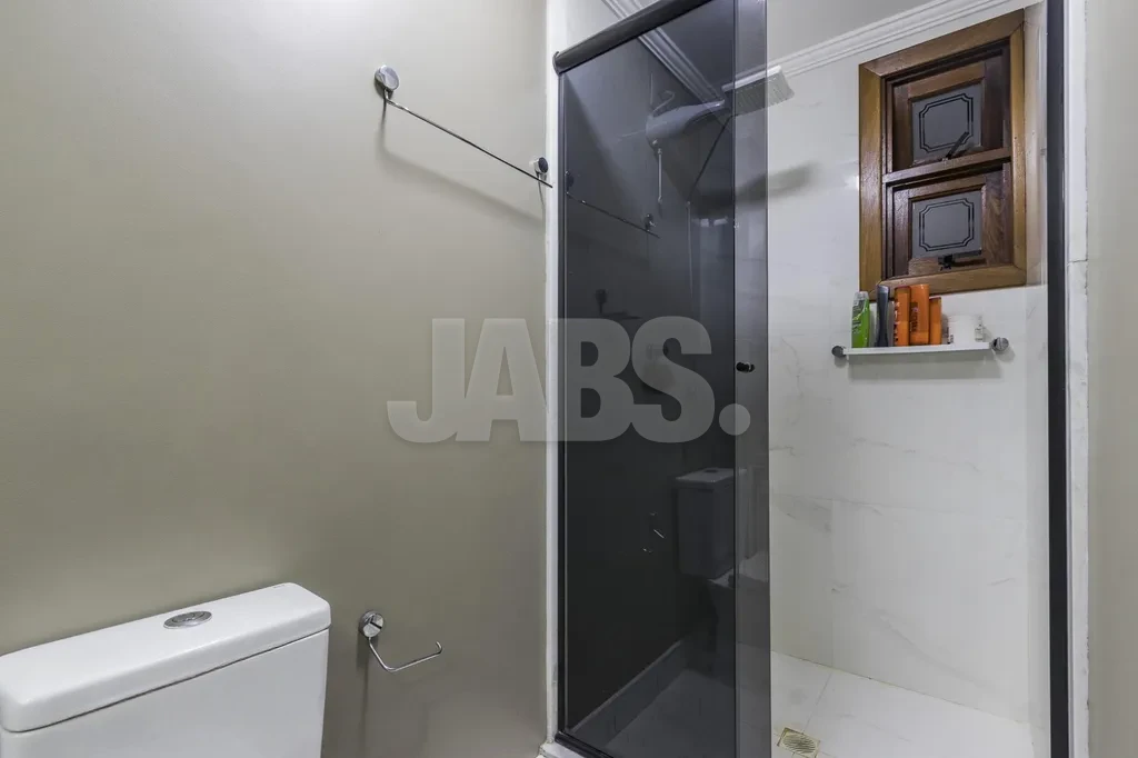 Banheiro com box de vidro