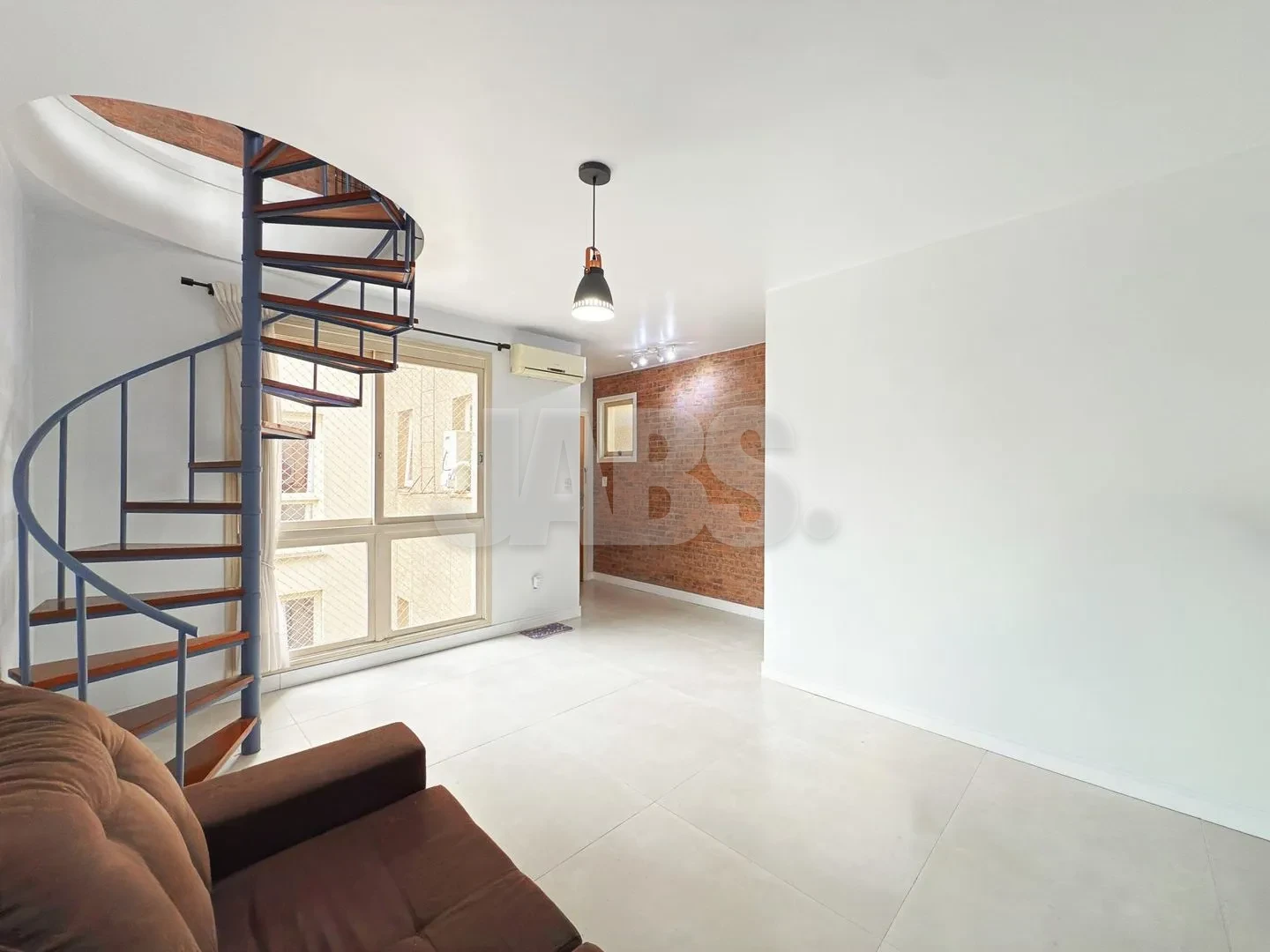 Segundo living com escada caracol