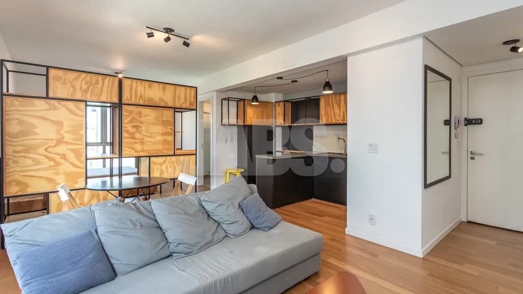 Loft mobiliado com sala e estante vazada