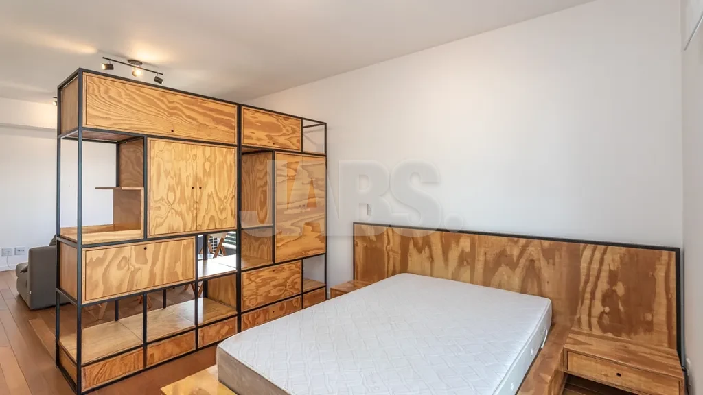 Quarto e estante vazada
