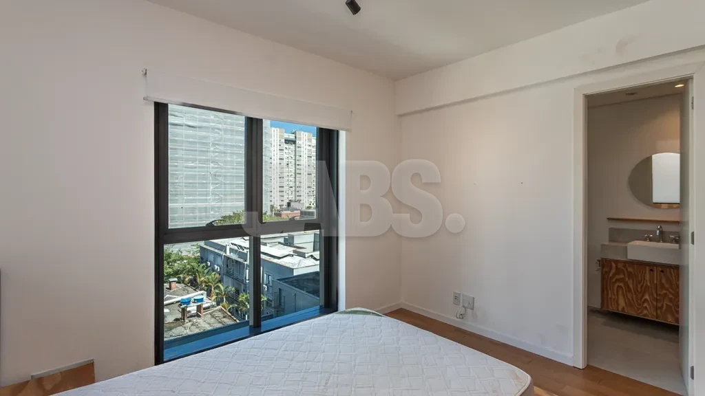 Quarto com janela para a cidade