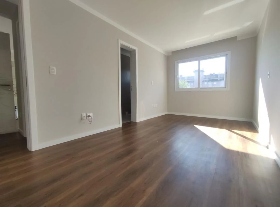 Quarto com janela de correr, piso vinílico amadeirado e paredes cinza-claro