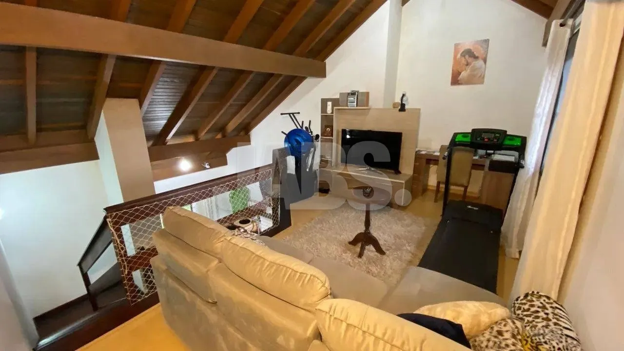 Mezanino com sala de TV